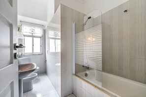 Dusche, Handtücher, Seife, Toilettenpapier