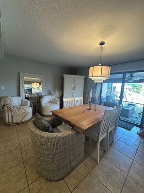 Dining - Beautiful home 𝚒𝚗 mesa located on 12th hole on golf course. Minutes 𝚝𝚘 cub park (Mesa)