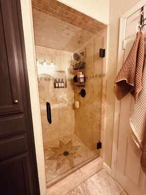 Shower, hair dryer, bidet, soap - Beautiful home 𝚒𝚗 mesa located on 12th hole on golf course. Minutes 𝚝𝚘 cub park (Mesa)