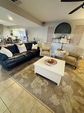 Living area - Beautiful home 𝚒𝚗 mesa located on 12th hole on golf course. Minutes 𝚝𝚘 cub park (Mesa)