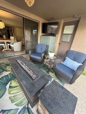 Terrace/patio - Beautiful home 𝚒𝚗 mesa located on 12th hole on golf course. Minutes 𝚝𝚘 cub park (Mesa)