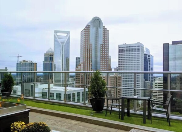 Outdoor dining - 1BR Designed for Longer Stays (Charlotte)