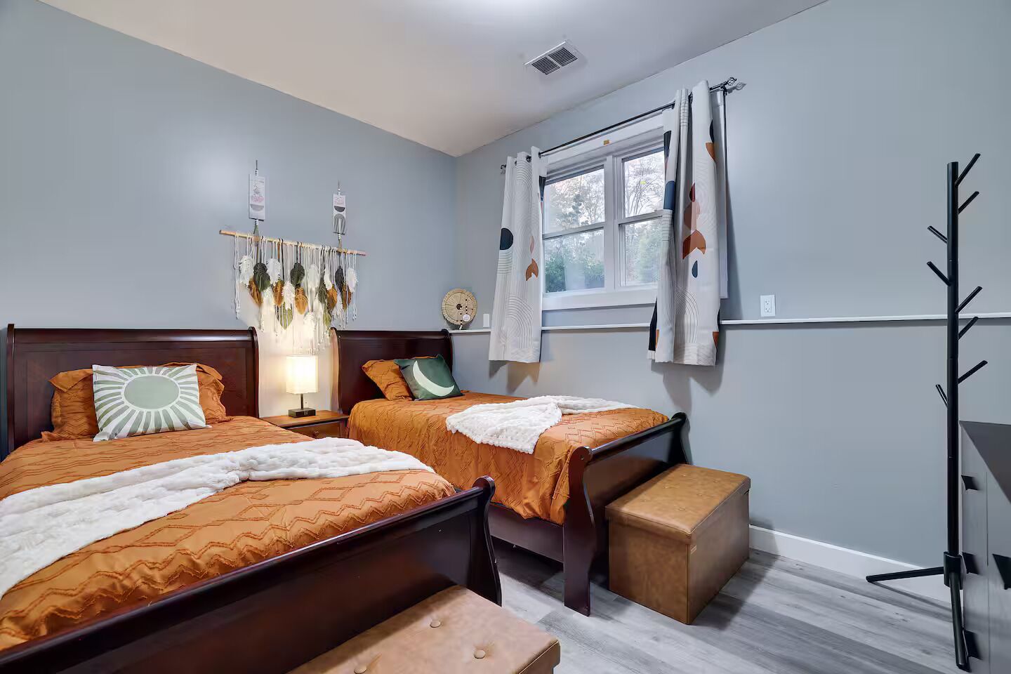 Iron/ironing board, Internet, bed sheets