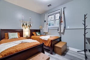 Iron/ironing board, Internet, bed sheets - Spacious 5-bedroom house in serene Cresco with AC and fitness room (Cresco)