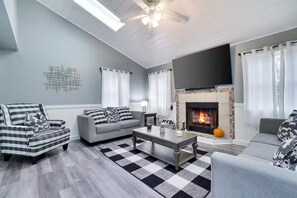 Living area - Spacious 5-bedroom house in serene Cresco with AC and fitness room (Cresco)