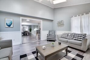 Living area - Spacious 5-bedroom house in serene Cresco with AC and fitness room (Cresco)