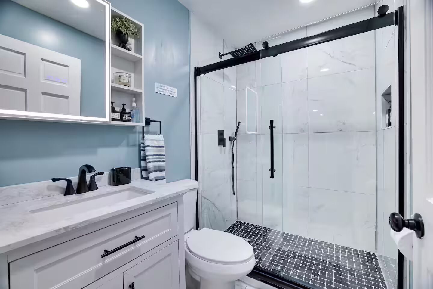 Dusche, Haartrockner, Handtücher, Seife