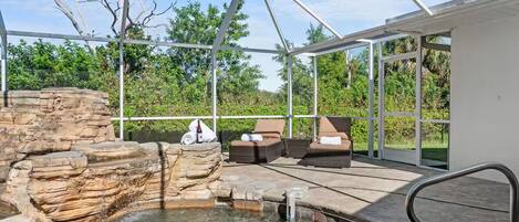 Utendørsbasseng og et oppvarmet basseng