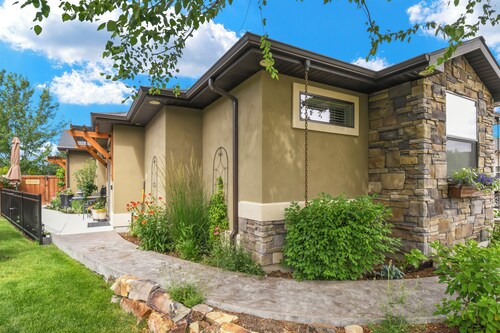 Relaxing 1-bedroom condo close to Starbucks, & restaurants, in quaint Star, ID.