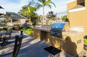 Terrace/patio - Newport Heaven: heated pool, jacuzzi, vineyard patio & fire table! Park zone. (Newport Beach)