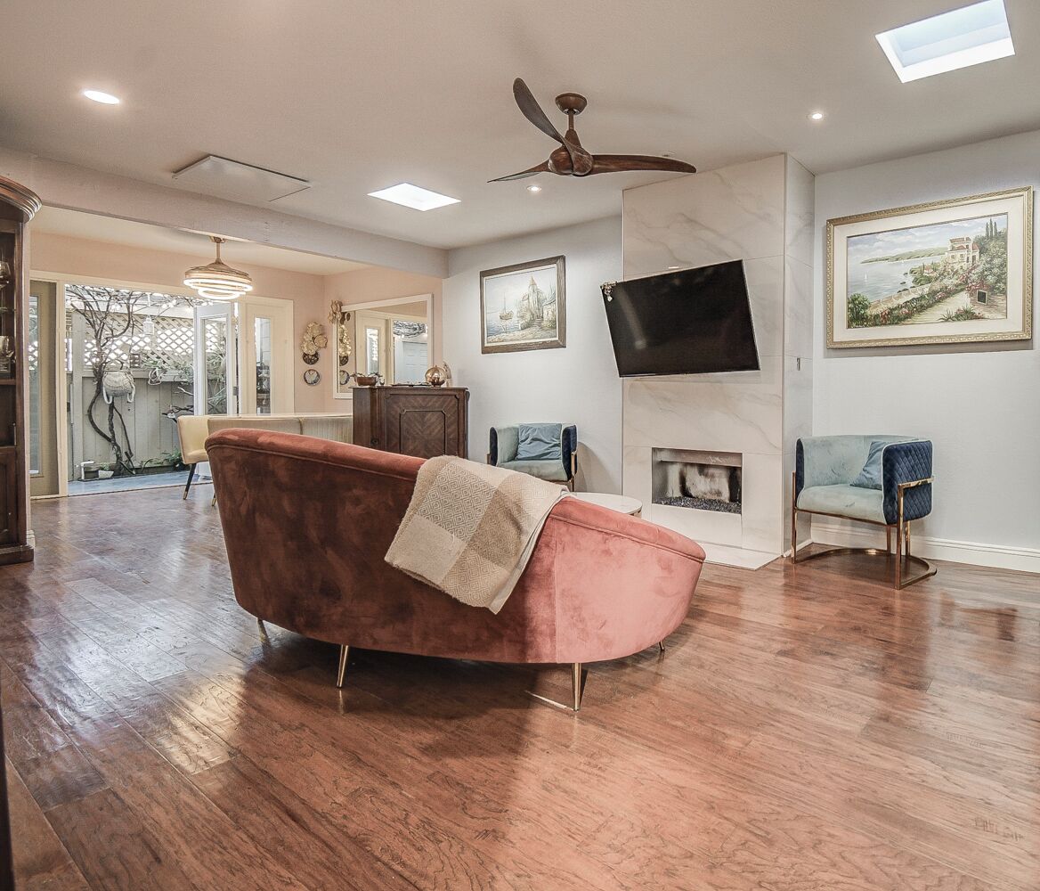 Newport Heaven: Heated Pool, Jacuzzi, Vineyard Patio & Fire Table! Park Zone. - Newport Beach, CA