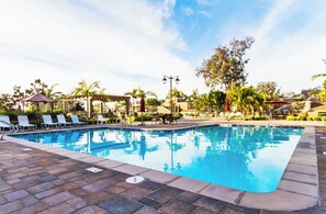 Outdoor pool - Newport Heaven: heated pool, jacuzzi, vineyard patio & fire table! Park zone. (Newport Beach)