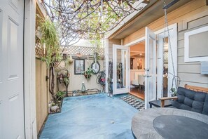 Interior - Newport Heaven: heated pool, jacuzzi, vineyard patio & fire table! Park zone. (Newport Beach)
