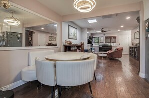 Dining - Newport Heaven: heated pool, jacuzzi, vineyard patio & fire table! Park zone. (Newport Beach)