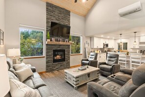TV, fireplace, video games, books - Mt Rainier-Creek-Sauna-Cold Plunge-Hot Tub-Gym-EV (Ashford)