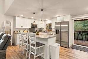 Fridge, microwave, oven, stovetop - Mt Rainier-Creek-Sauna-Cold Plunge-Hot Tub-Gym-EV (Ashford)