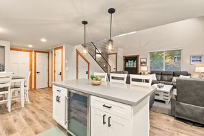 Interior - Mt Rainier-Creek-Sauna-Cold Plunge-Hot Tub-Gym-EV (Ashford)