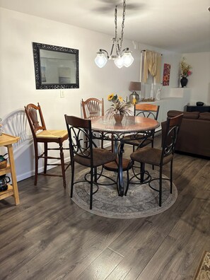 Dining - Cozy 1-bedroom apartment in lovely Oxford (Oxford)