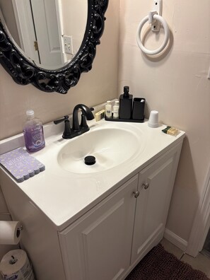 Hair dryer, towels, soap, toilet paper - Cozy 1-bedroom apartment in lovely Oxford (Oxford)