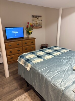 Tabla de planchar con plancha, wifi, ropa de cama