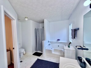 Hair dryer, towels, soap, shampoo - Spacious 3 bedroom 2 bathroom house in fantastic Sugar Hill with AC (Sugar Hill)