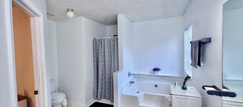 Spacious 3 bedroom 2 bathroom house in fantastic Sugar Hill with AC