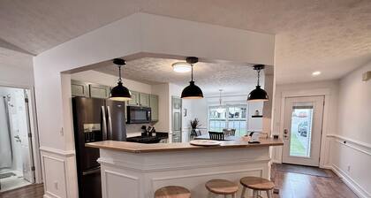 Spacious 3 bedroom 2 bathroom house in fantastic Sugar Hill with AC