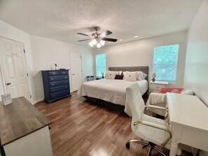 3 Schlafzimmer, Schreibtisch, Bügeleisen/Bügelbrett, Reisekinderbett