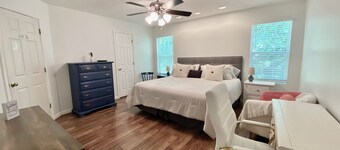 Spacious 3 bedroom 2 bathroom house in fantastic Sugar Hill with AC