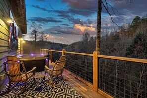 Outdoor spa tub - Luxury Modern Couples Retreat, Hot tub, with Views (Sevierville)