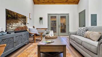 Een smart-tv en een stereo