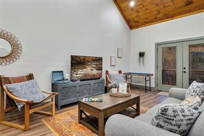 Smart TV, stereo - Luxury Modern Couples Retreat, Hot tub, with Views (Sevierville)