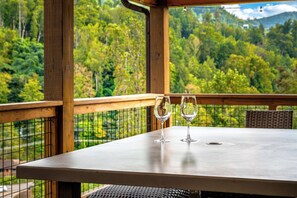 Outdoor dining - 4 bd Smoky Mtn Lodge Game Room Hot-Tub Firetable Walk to Trolly (Gatlinburg)