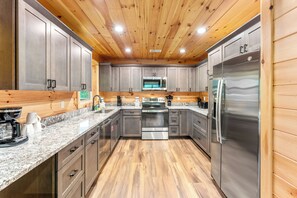 Fridge, microwave, oven, stovetop - 4 bd Smoky Mtn Lodge Game Room Hot-Tub Firetable Walk to Trolly (Gatlinburg)