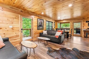 Smart TV, video games, table football - 4 bd Smoky Mtn Lodge Game Room Hot-Tub Firetable Walk to Trolly (Gatlinburg)