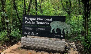 Schild für den Nationalpark Vulcán Tenorio mit der Silhouette eines Jaguars.