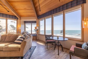 Televisión y chimenea 