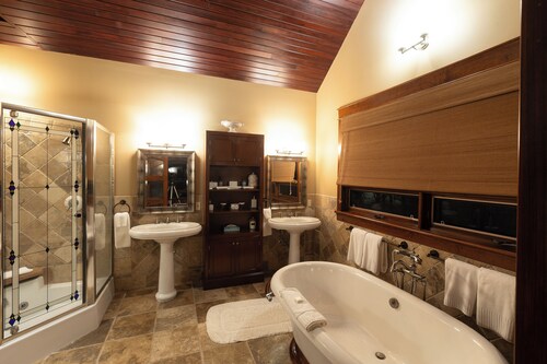 Eleanor Estate - Luxury in the Mountains!