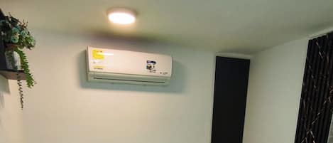 1 slaapkamer, een strijkplank/strijkijzer, wifi, beddengoed