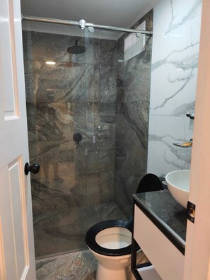 Shower, towels, soap, toilet paper - Studio apartment in Santa Marta Rodadero, Mara Building, only 90mts from the beach. (El Rodadero)