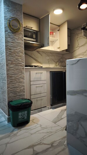 Microwave, stovetop, dishwasher