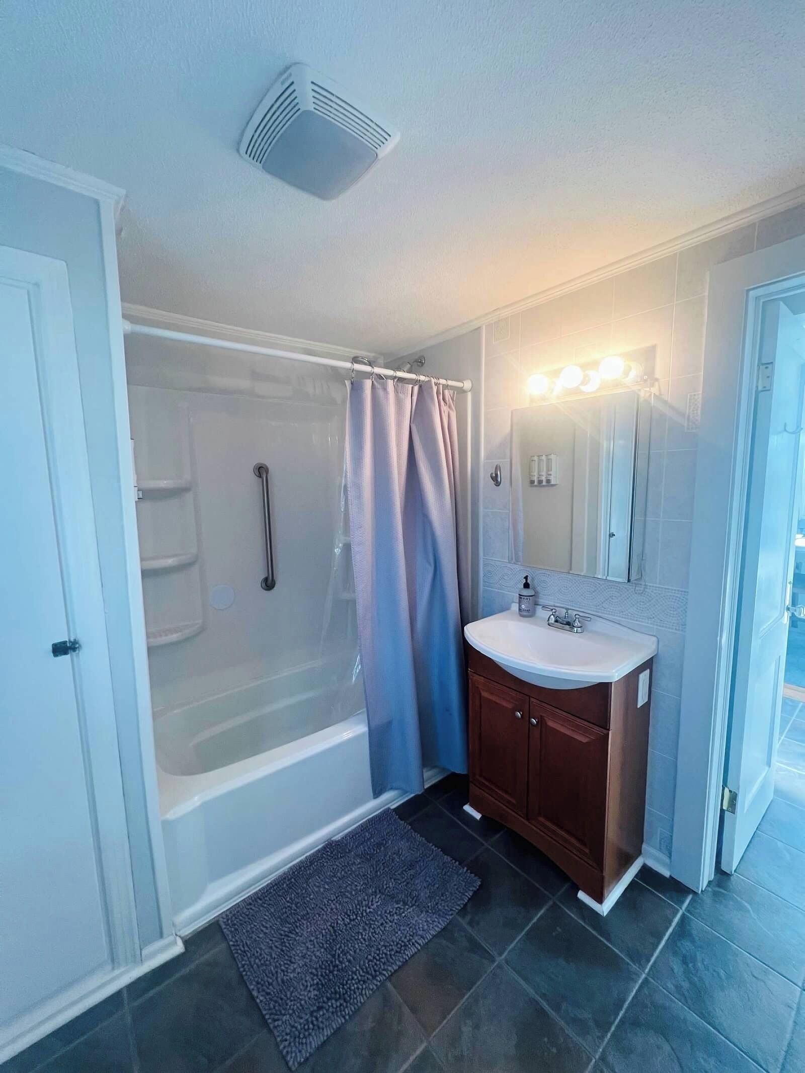 Hårtørrer, håndklæder, Sæbe, Toiletpapir