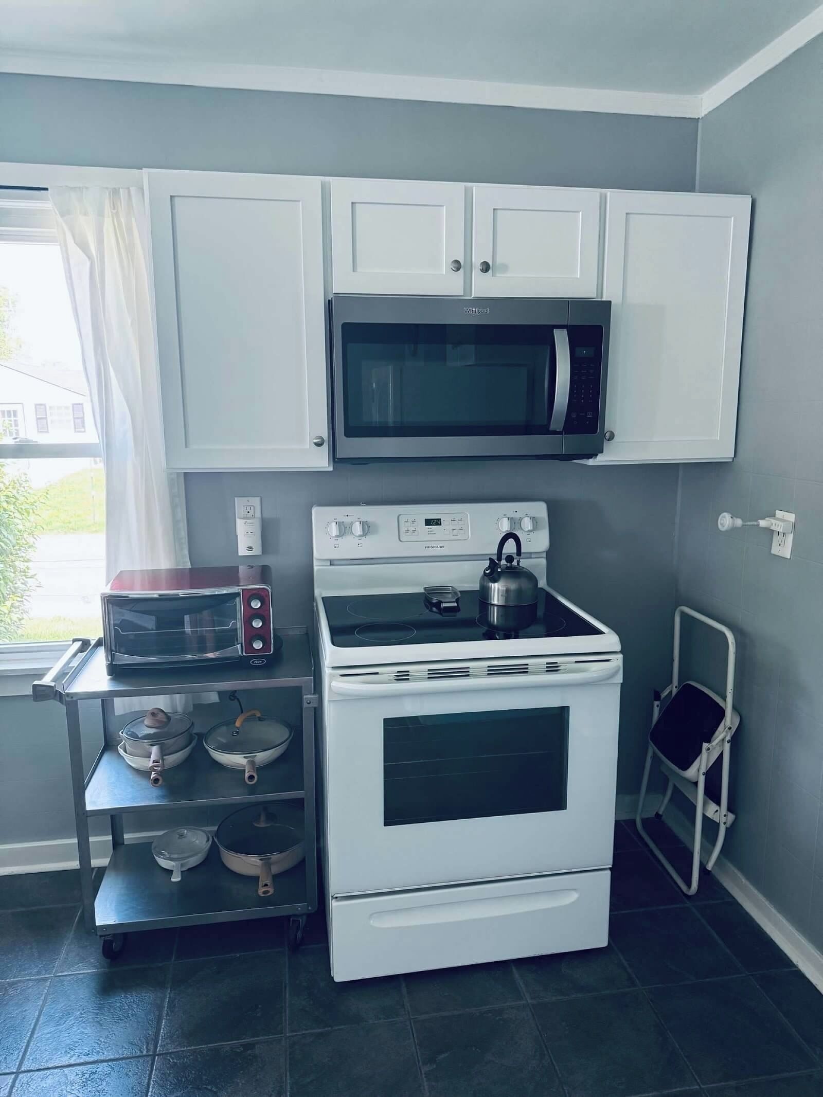 Een microgolfoven, een oven, een kookplaat