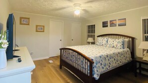 Room - Cozy home in the heart of Calabash NC (Calabash)