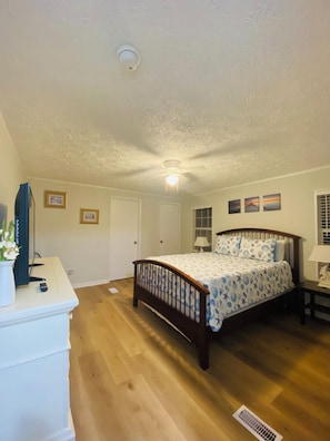 2 bedrooms, iron/ironing board, free WiFi, bed sheets - Cozy home in the heart of Calabash NC (Calabash)