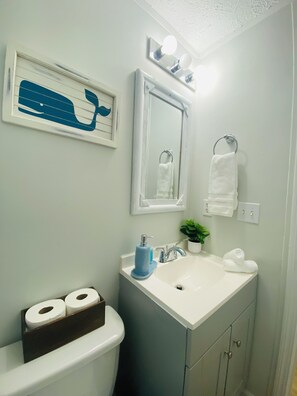 Haartrockner, Handtücher, Seife, Toilettenpapier