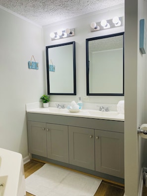 Hair dryer, towels, soap, toilet paper - Cozy home in the heart of Calabash NC (Calabash)