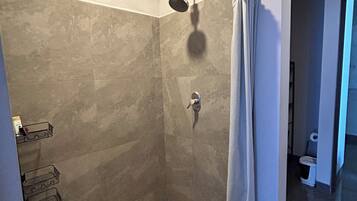 淋浴設備、風筒、提供毛巾、番梘