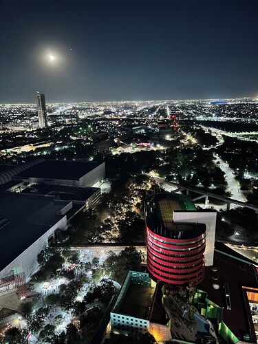 2-bedroom luxury apartment in the heart of Monterrey with pool and gym access