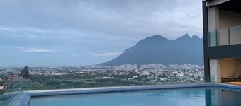 2-bedroom luxury apartment in the heart of Monterrey with pool and gym access